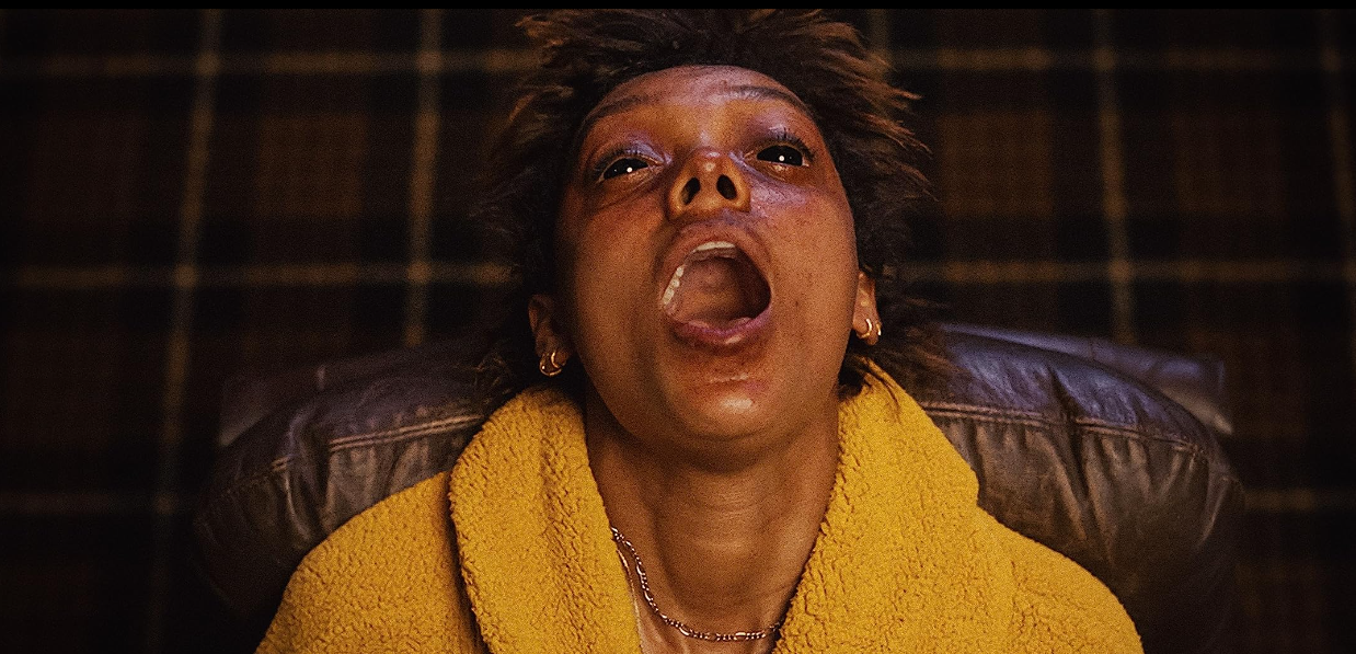 MIA (Sophie Wilde) ist von einem Dämon besessen.