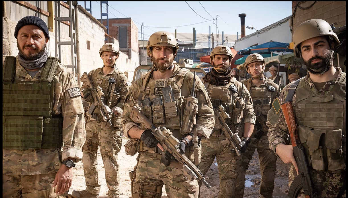 (links Dar Salim, rechts Jake Gyllanhaal) bereit auf Mission zu gehen.