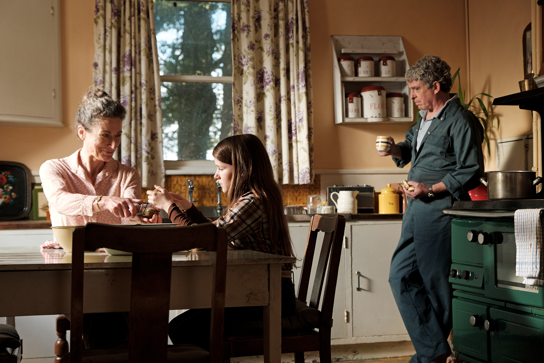 Ein trauriges Geheimnis liegt in der Luft: Während Eibhlín (Carrie Crowley) die junge Cáit schon in ihr Herz geschlossen hat, verhält sich Seán (Andrew Bennett) reserviert. Warum?