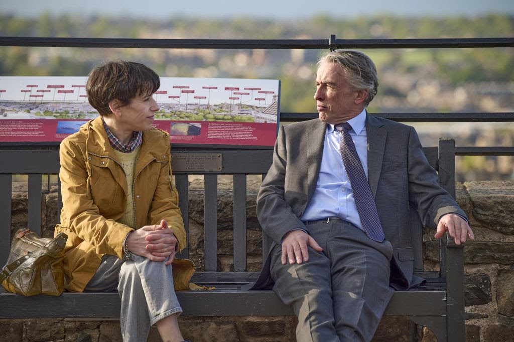 Philippa (Sally Hawkins) erzählt ihrem Mann (Steve Coogan) von ihrem Ziel, Richard III. zu finden.