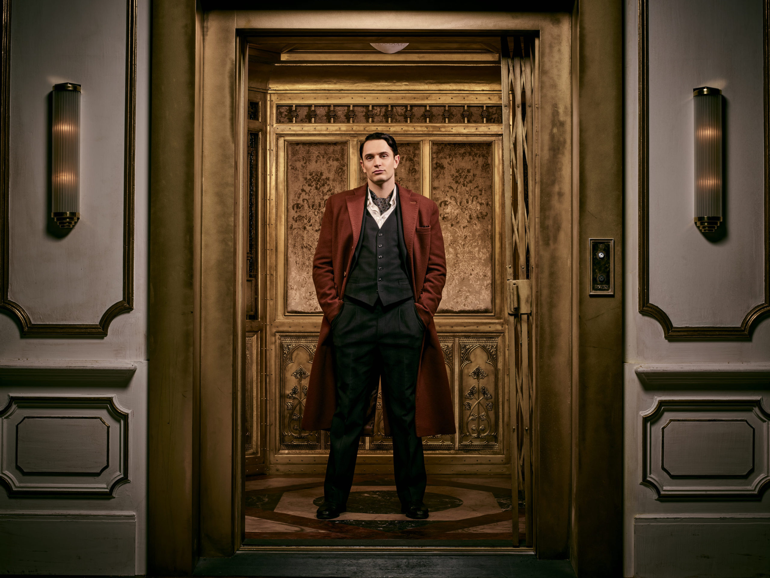 WINSTON SCOTT - Gespielt von Colin Woodell