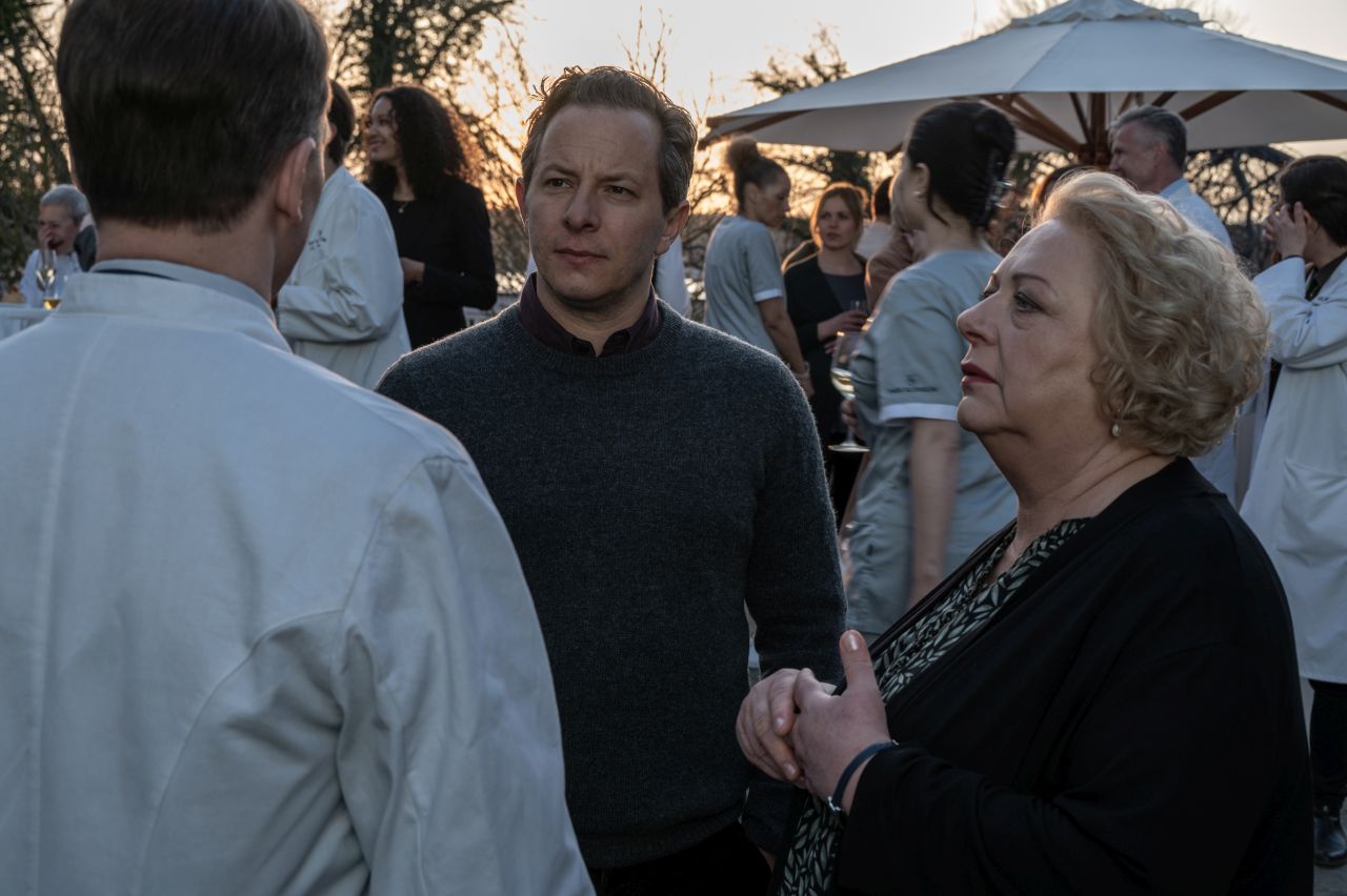 Roth wird der neue Klinikleiter der Parkklinik. Jeschke (Peter Miklusz), Roth (Trystan Pütter), Ines Mergentheimer (Martina Eitner-Acheampong)