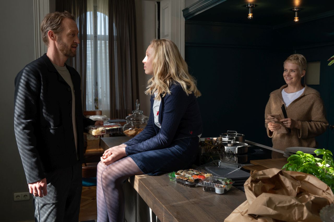 Beim Abendbrot - Josy bekommt keine Ohrlöcher. Viktor Larenz (Stephan Kampwirth), Josy (Helena Zengel), Isabell Larenz (Andrea Oswart).