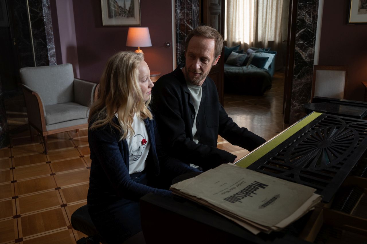 "Die Therapie" - Josy (Helena Zengel) und Viktor Larenz (Stephan Kampwirth) spielen gemeinsam ihre Melodie auf dem Klavier.