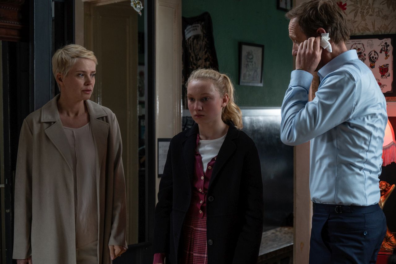 "Die Therapie" - Viktor Larenz (Stephan Kampwirth) lässt sich ein Ohrloch stechen. Isabell Larenz (Andrea Oswart) und Josy (Helena Zengel) sind entsetzt.