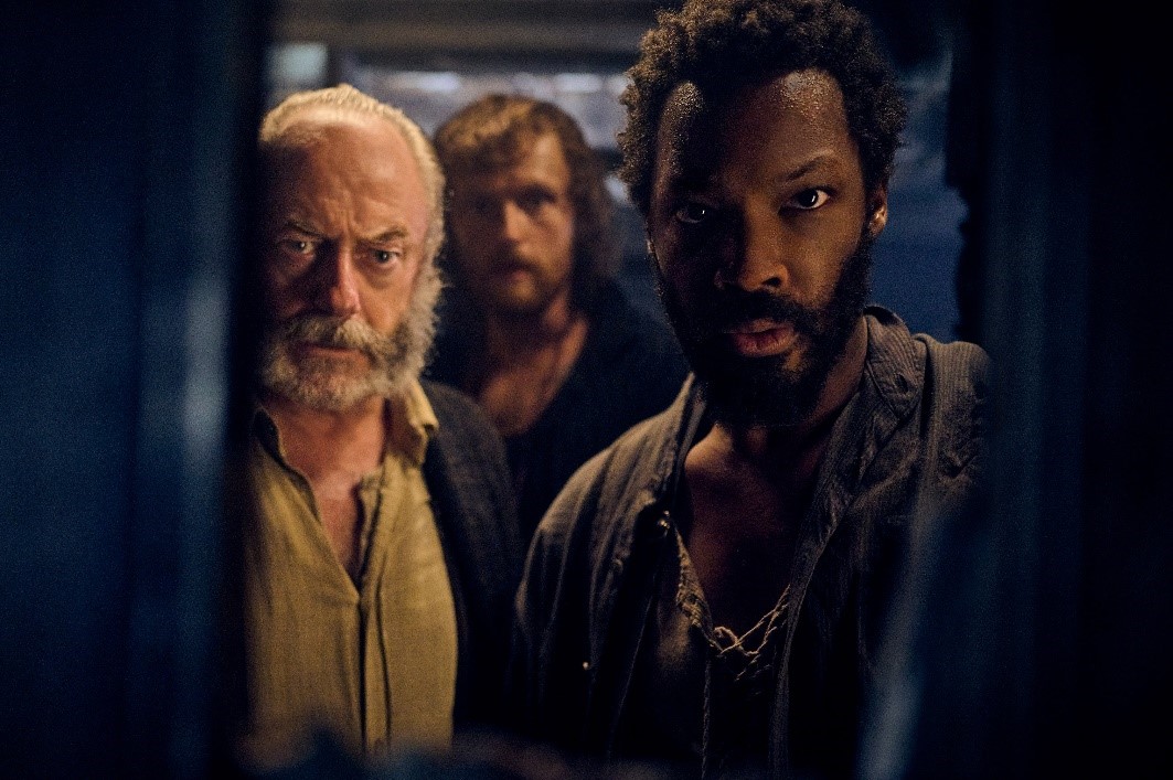 (L-R) Liam Cunningham und Corey Hawkins in Die Letzte Fahrt der Demeter