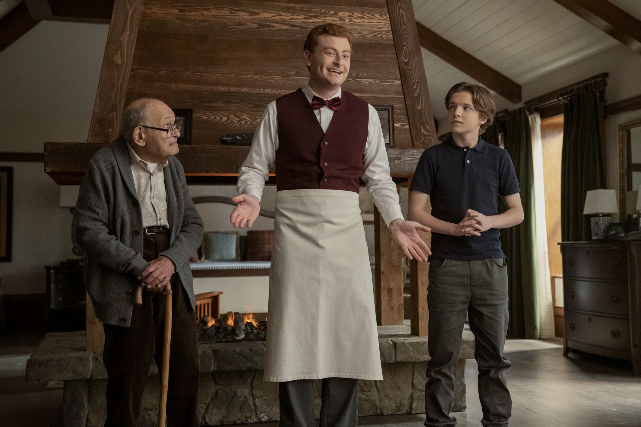 Owen Daniels (A.I. Guy) in UPLOAD STAFFEL 3