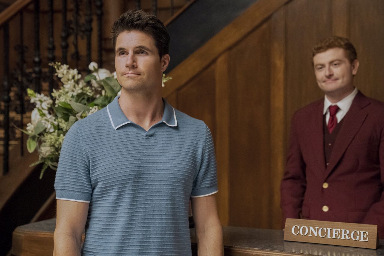 (L-R) Robbie Amell (Nathan), und Owen Daniels (A.I. Guy)