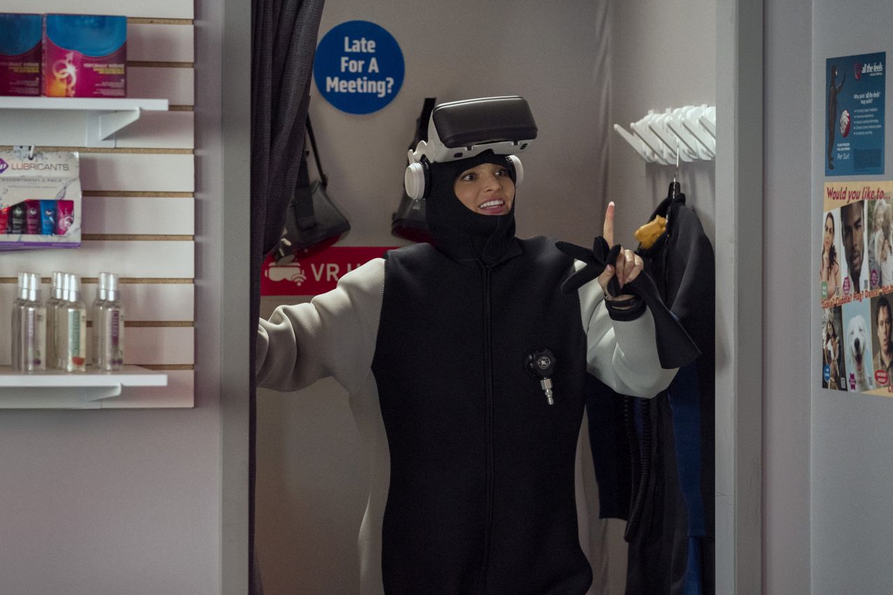 Allegra Edwards (Ingrid) in UPLOAD STAFFEL 3