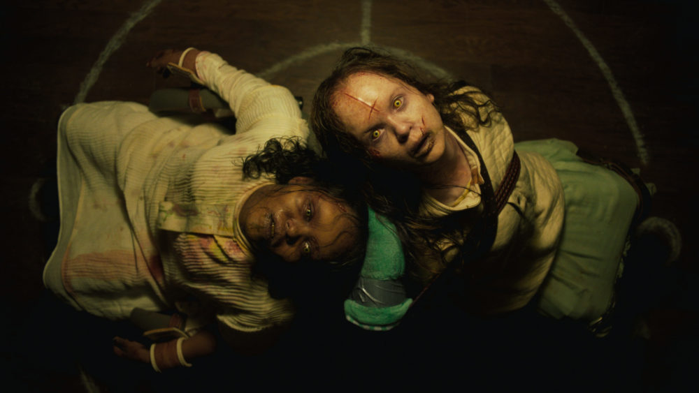 (L-R) Angela Fielding (Lidya Jewett) und Katherine (Olivia Marcum) in Der Exorzist: Bekenntnis
