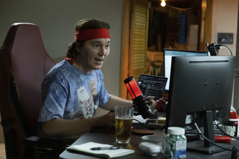 YouTuber und Finanzanalyst Keith Gill (Paul Dano) alias Roaring Kitty stellt die Wall Street mit seinen Videos auf den Kopf.