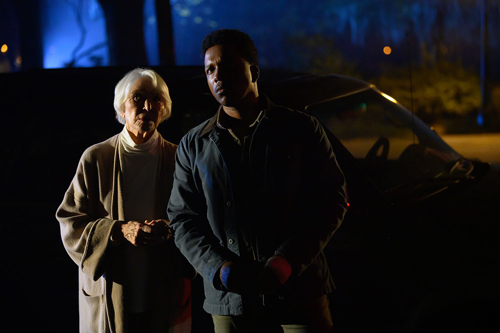 (L-R) Chris MacNeil (Ellen Burstyn) und Victor Fielding (Leslie Odom, Jr.) in Der Exorzist: Bekenntnis