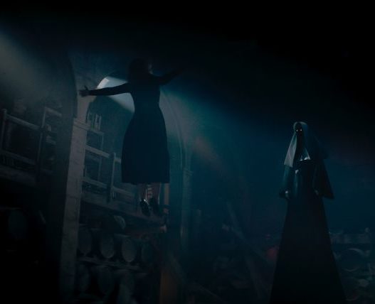 (links im Bild) Taissa Farmiga als Schwester Irene im Duell mit der Dämonen-Nonne Valak