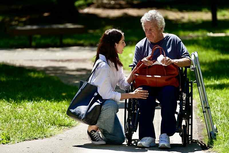 (L_R) Dianna Agron und Dustin Hoffman in As They Made Us: Ein Leben Lang