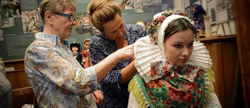 Wer schön sein will…: Der Haarschmuck der klassischen sorbischen Tracht sieht wunderschön aus, macht aber auch eine Menge Arbeit.