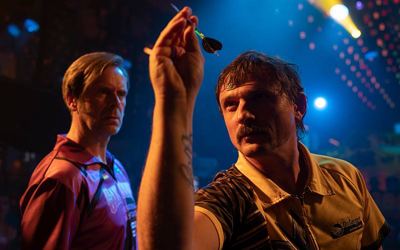 Ewige Rivalen: Eddie (rechts: Florian Lukas) misst sich mit Bruder Ecki (Matthias Matschke) im Dart
