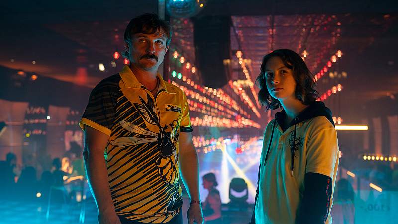 Ewige Rivalen: Eddie (rechts: Florian Lukas) misst sich mit Bruder Ecki (Matthias Matschke) im Dart