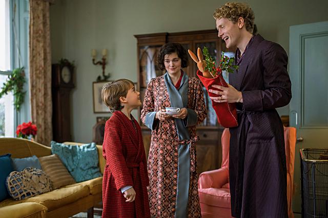 William (Stimme von Phoenix Laroche), Mutter (Stimme von Samantha Colley), Vater (Stimme von Leonard Buckley) und der Samthase (Stimme von Alex Lawther) in "Der Kleine Samthase,"