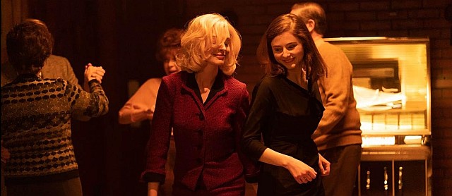 (L-R) Anne Hathaway und Thomasin McKenzie in EiLEEN