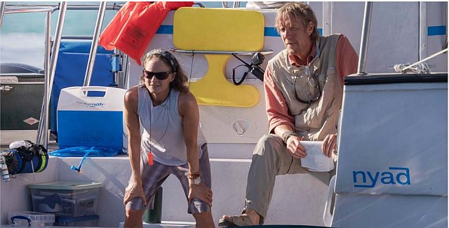 Jodie Foster und Rhys Ifans in Nyad