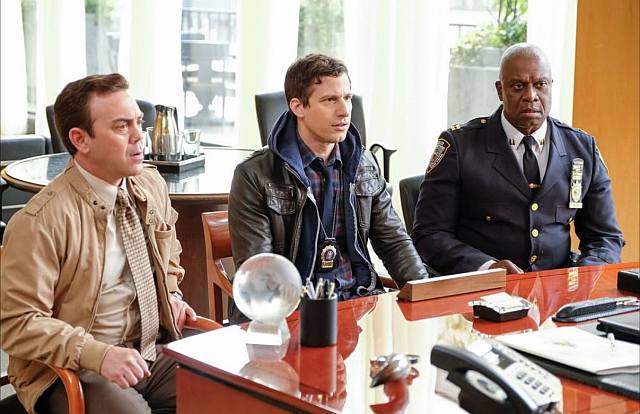 (rechts im Bild) Andre Braugher in Brooklyn Nine-Nine
