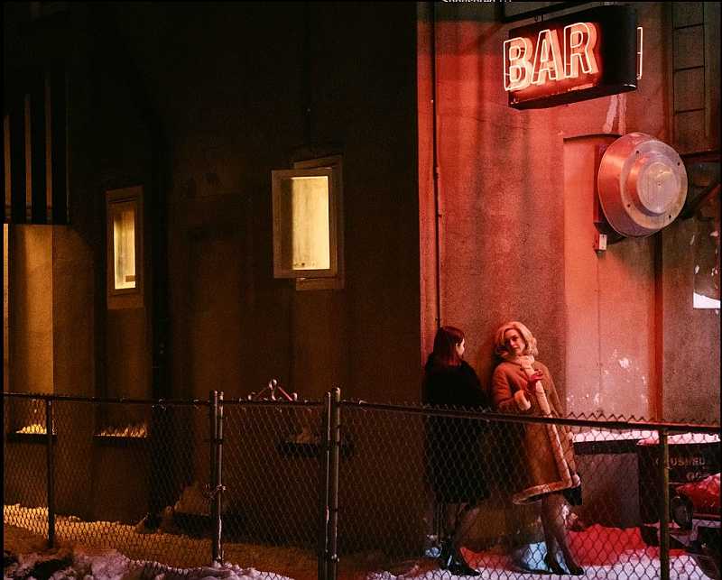 (R-L) Anne Hathway und Thomasin McKenzie in EILEEN.