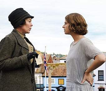 Olivia Colman (links) und Jessie Buckley in KLEINE SCHMUTZIGE BRIEFE