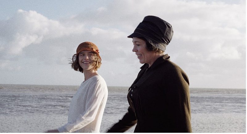 Olivia Colman (re.) und Jessie Buckley in KLEINE SCHMUTZIGE BRIEFE