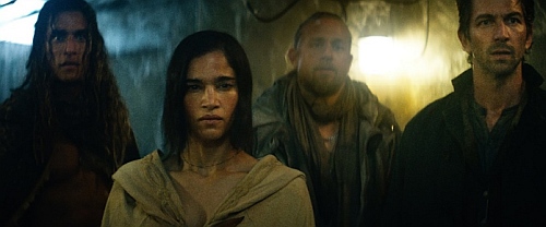 Rebel Moon. (L-R) Staz Nair als Tarak, Sofia Boutella als Kora, Charlie Hunnam als Kai und Michiel Huisman als Gunnar in Rebel Moon