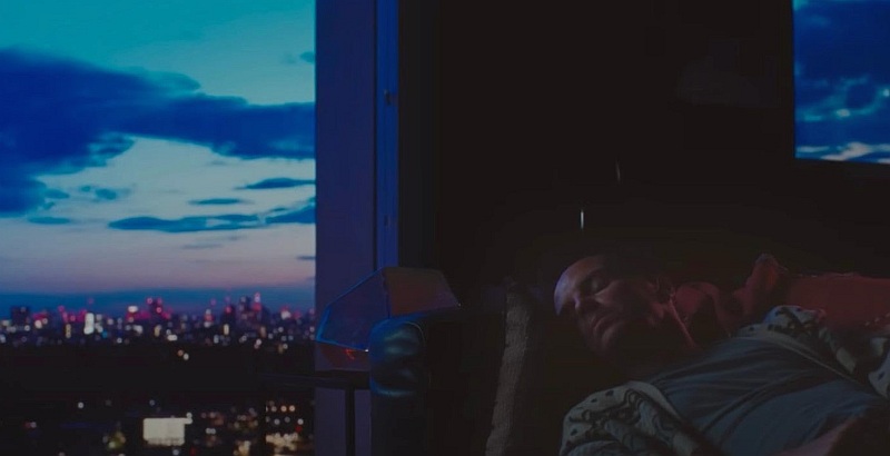 Adam (Andrew Scott) schläft auf seiner Couch in ALL OF US STRANGERS.