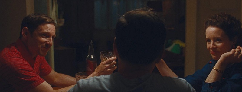 Jamie Bell (links im Bild) und Claire Foy (rechts im Bild) mit Andrew Scott ( mittig, mit dem Rücken zur Kamera) in ALL OF US STRANGERS