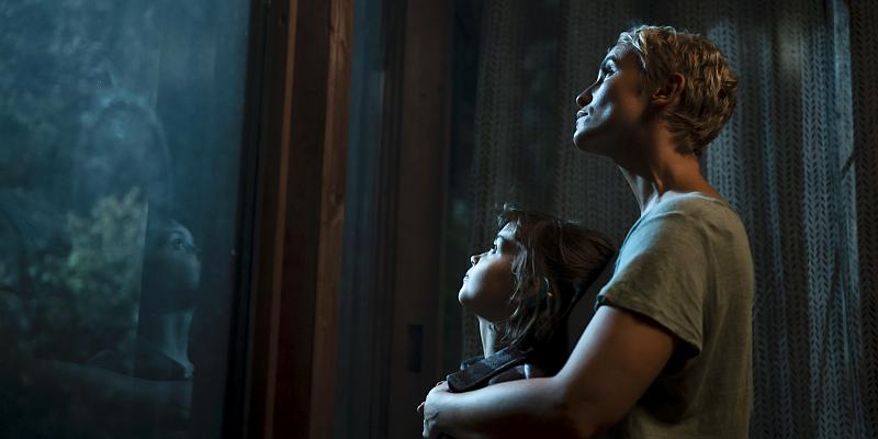 Yuna Bennett als Carlotta Groth und Peri Baumeister als Paula Groth.