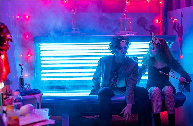 Cole Sprouse spielt die Hauptrolle als The Creature und Kathryn Newton als Lisa Swallows in LISA FRANKENSTEIN.