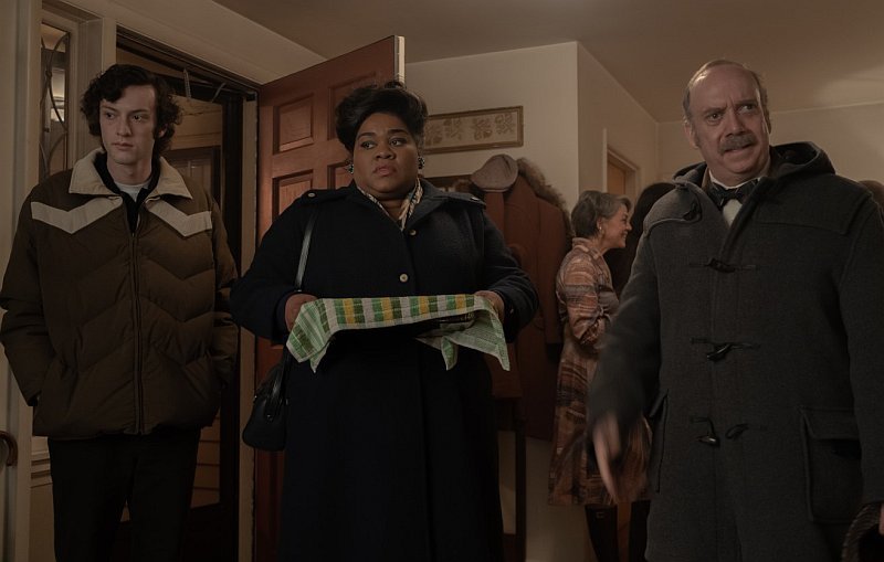 (L-R) Dominic Sessa als Angus Tully, Da’Vine Joy Randolph als Mary Lamb und Paul Giamatti als Paul Hunham in THE HOLDOVERS