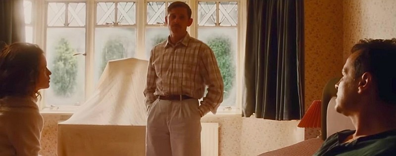 Jamie Bell ( Mitte) All of Us Strangers