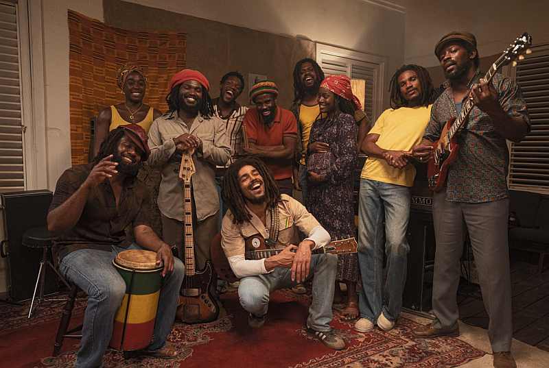 Stefan Wade als “Seeco Patterson”, Lashana Lynch als “Rita Marley”, Aston Barrett Jr. als “Family Man Barrett”, Tosin Cole als “Tyrone Downie”, Kingsley Ben-Adir als “Bob Marley”, Hector ‘Roots’ Lewis als “Carly Barrett”, “Antonio 'Gillie' Gilbert”, Anna-Sharé Blake als “Judy Mowatt”, Sheldon Shepherd als “Neville Garrick” and Andrae Simpson als "Don Kinsey" in Bob Marley: One Love