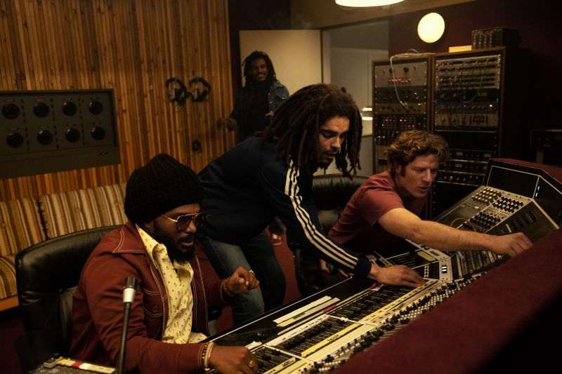 Aston Barrett Jr. als “Family Man Barrett”, Sheldon Shepherd als “Neville Garrick”, Kingsley Ben-Adir als “Bob Marley”, und James Norton als “Chris Blackwell” in Bob Marley: One Love