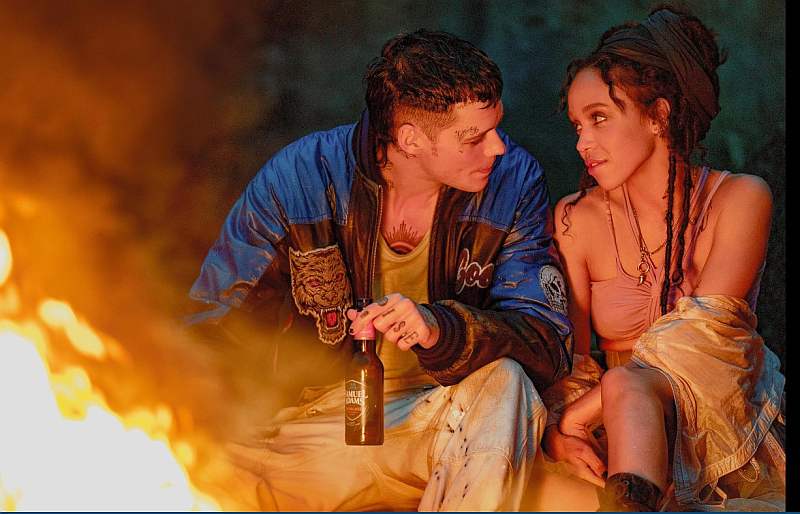 (L_R) Bill Skarsgård und FK Twigs in The Crow