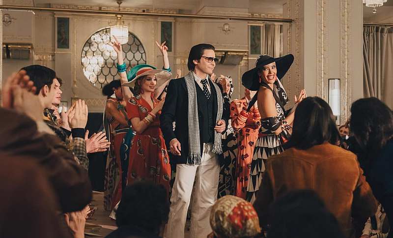 Daniel Brühl ( Mitte) als Karl Lagerfeld in "Becoming Karl Lagerfeld"