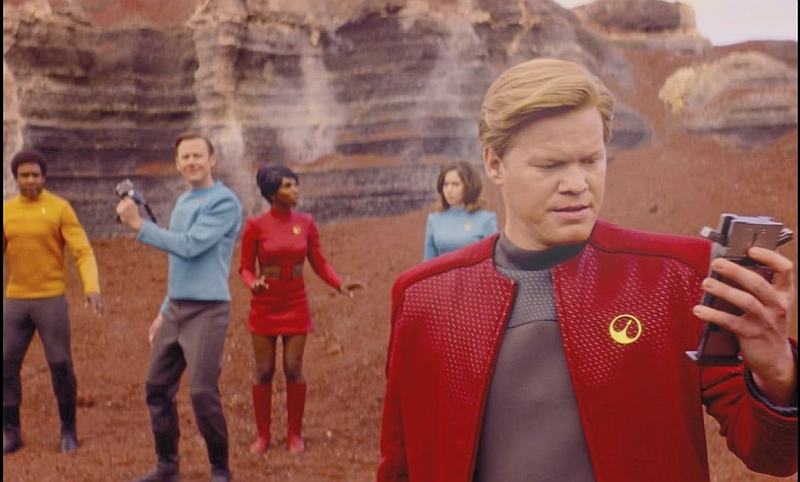 (rechts im Bild) Jesse Plemons in der Episode USS Callister aus Black Mirror Staffel 4