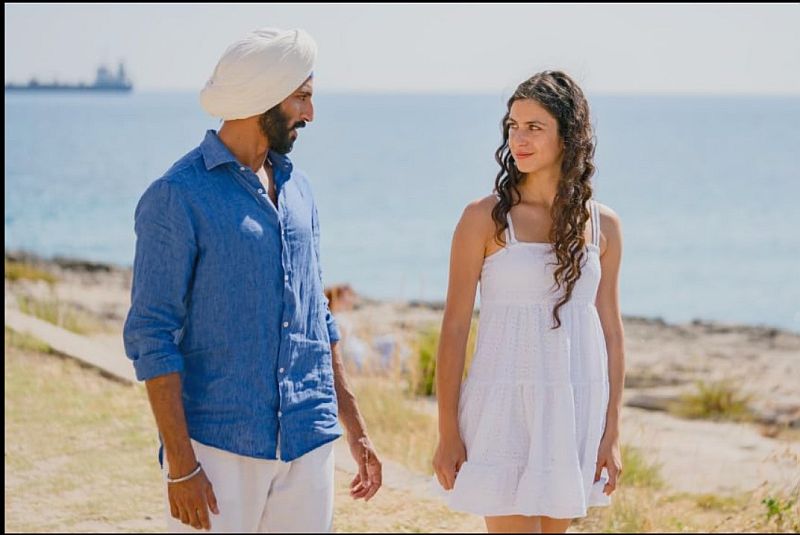 (L-R) Avi Nash und Fotini Peluso in Der Zopf