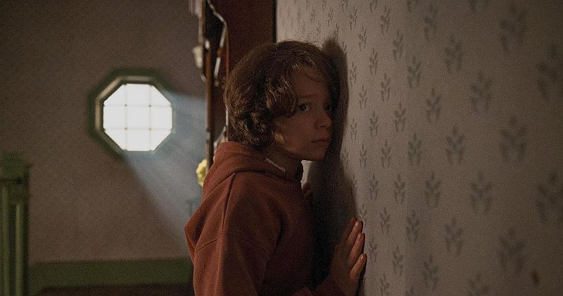 Woody Norman lauscht an der Wand im Horrorfilm Knock Knock Knock