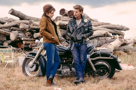 (L - R) Jodie Comer als Kathy und Austin Butler als Benny in THE BIKERIDERS