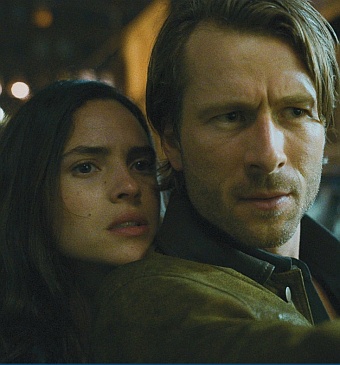 (L-R) Adria Arjona und Glen Powell in A Killer Romance