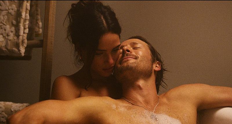 (L-R) Adria Arjona und Glen Powell in A Killer Romance