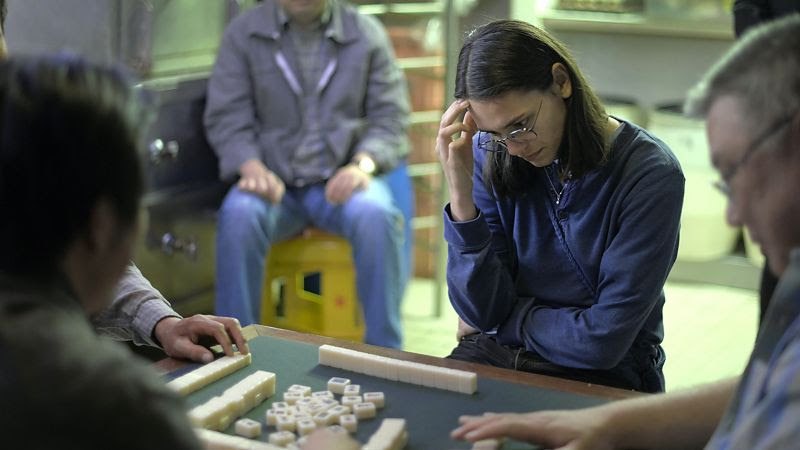 DIE GLEICHUNG IHRES LEBENS: Marguerite (Ella Rumpf) hat ein Talent für das Strategiespiel Mahjong.