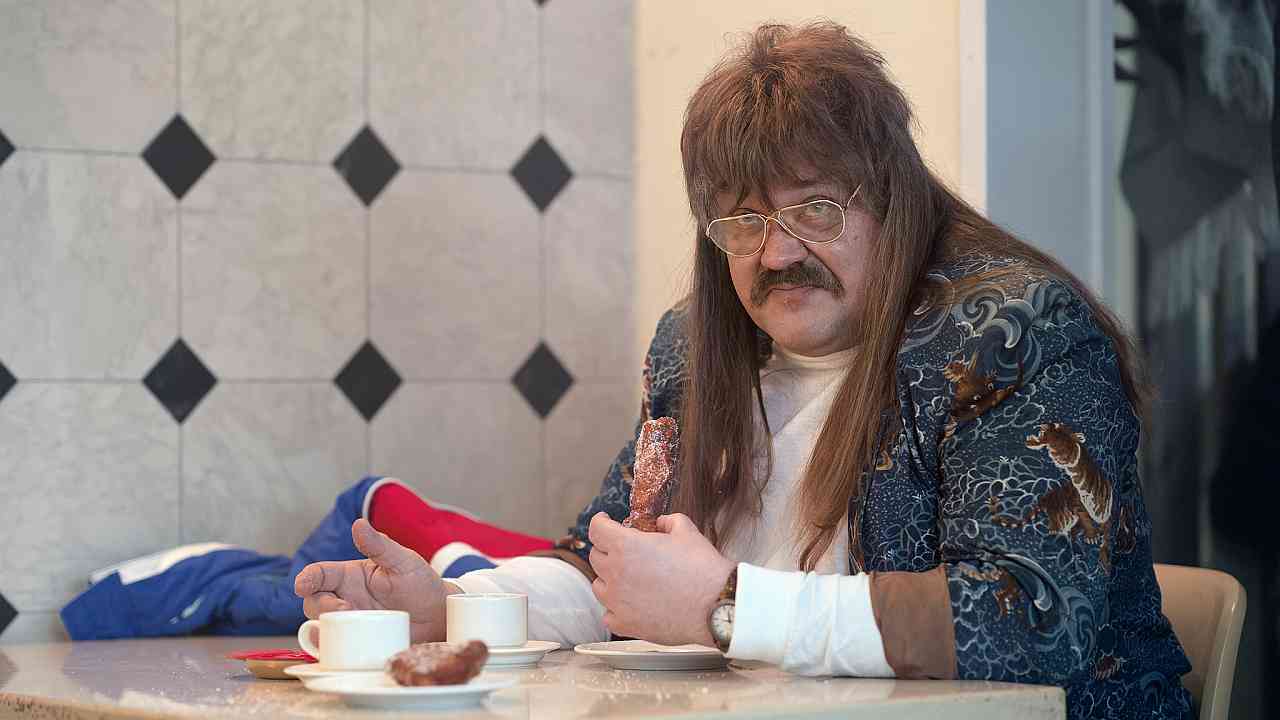 Hat den Schuss nicht gehört: Der Harmonie liebende Esko (Hannu-Pekka Björkman) schiebt wegen des Raketenabsturzes keine Panik – nur Kohldampf.