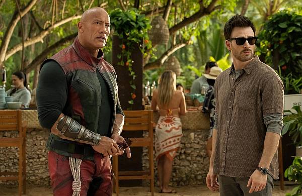 (L-R) Dwayne Johnson und Chris Evans auf der Suche nach dem Weihnachtsmann in RED ONE - ALARMSTUFE WEIHNACHTEN