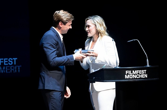 David Kross, Kate Winslet bei der CINEMERIT VERLEIHUNG und Premiere von DIE FOTOGRAFIN im Deutschen Theater im Rahmen des 41. FILMFEST MÜNCHEN am 02. Juli 2024.