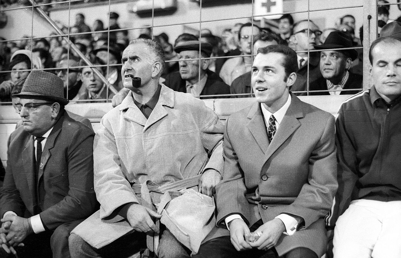 Franz Beckenbauer und Robert Schwan (l.)